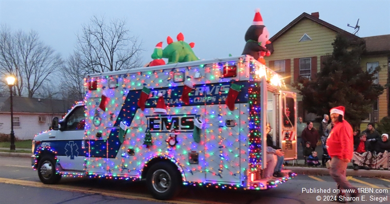 Fire, Ambulance and Police units among two-state holiday parade ...