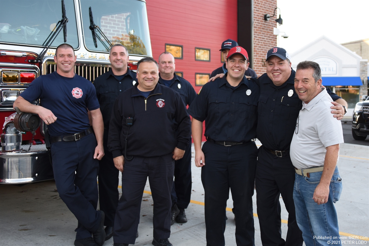 Red Sox outfielder Kyle Schwarber donates pizza to Waltham police, fire  departments